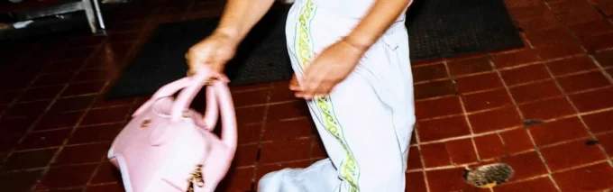 Brățară cu perle și noduri roz Brățară cu perle și noduri roz