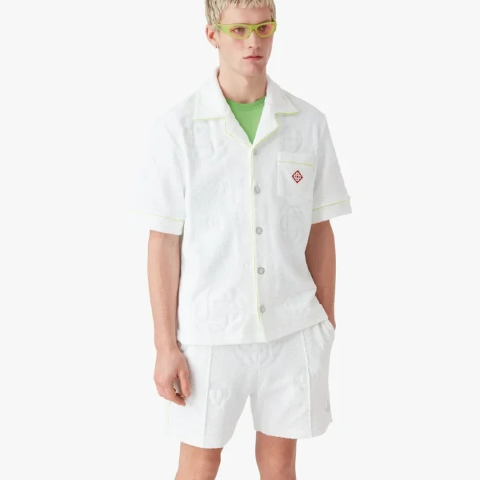 Cămașă albă cu mâneci scurte din material de prosop cu monogramă Cămașă albă cu mâneci scurte din material de prosop cu monogramă