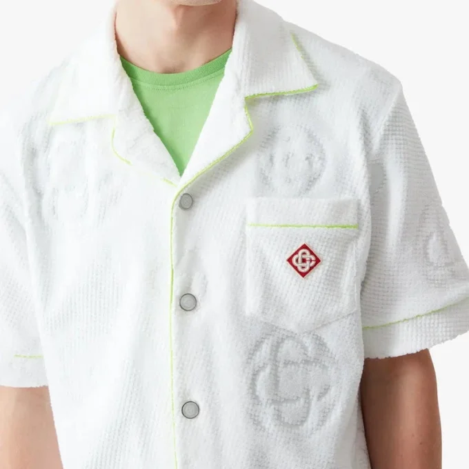 Cămașă albă cu mâneci scurte din material de prosop cu monogramă Cămașă albă cu mâneci scurte din material de prosop cu monogramă