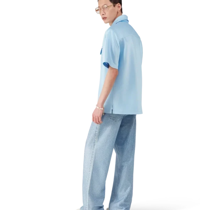 Cămașă cu mâneci scurte și fermoar pe un sfert din satin pentru pantaloni scurți