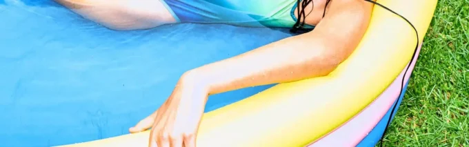 Sutien de bikini negru cu monogramă degradată