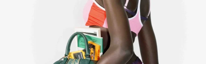 Tricou cu mâneci scurte și monogramă roz în stil de pantaloni scurți