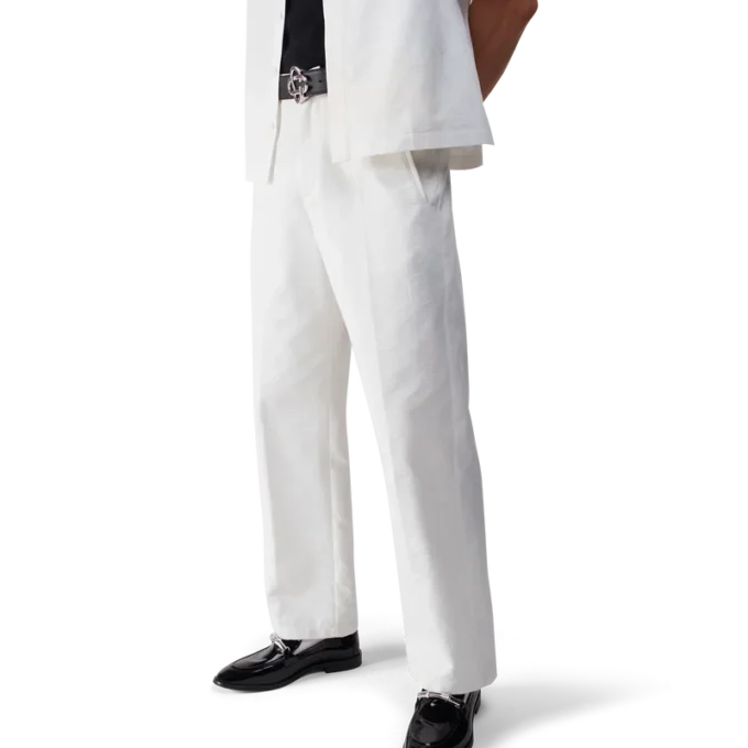 Pantaloni chino albi cu monogramă