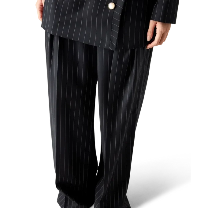 Pantaloni croiți din lână cu dungi fine și trei pliuri Pantaloni croiți din lână cu dungi fine și trei pliuri