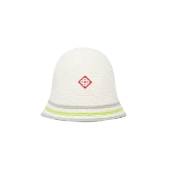 Pălărie croșetată cu dungi