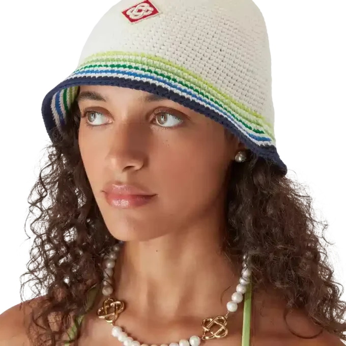 Pălărie croșetată cu dungi