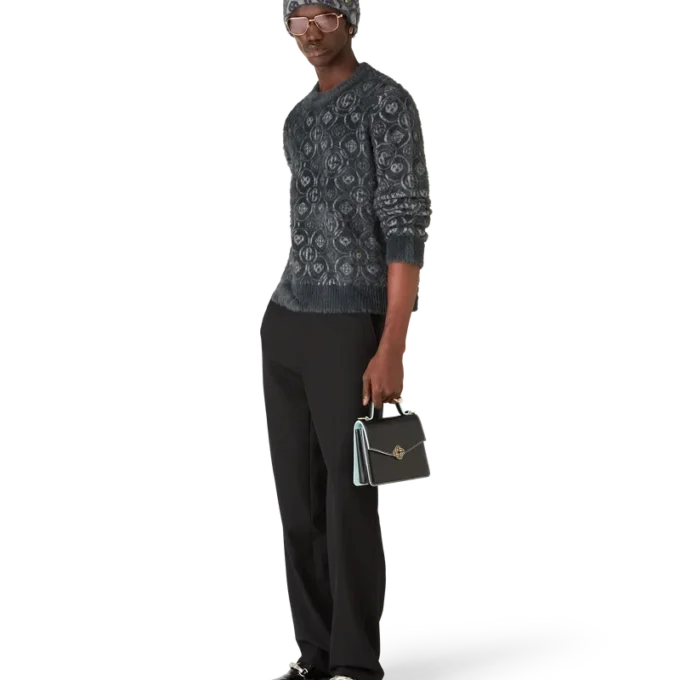 Pulover pufos cu monogramă