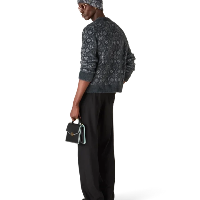 Pulover pufos cu monogramă