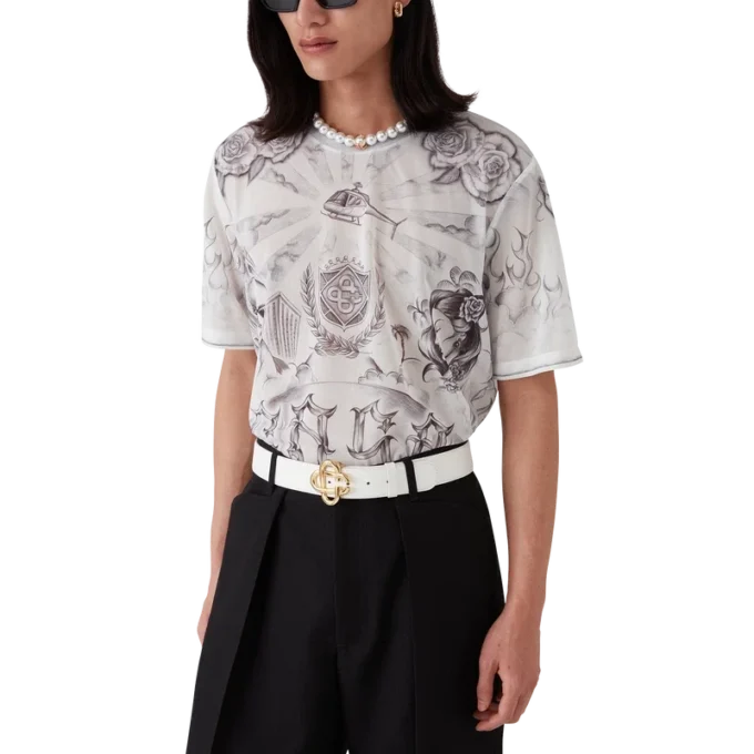 Top din plasă cu tatuaje