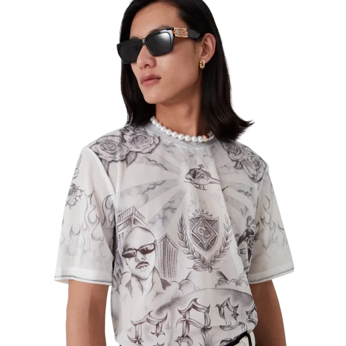 Top din plasă cu tatuaje