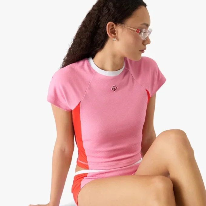 Tricou cu mâneci scurte și monogramă roz în stil de pantaloni scurți