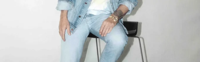 Blugi din denim cu spălare deschisă și graffiti