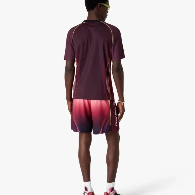 Tricou de fotbal cu mâneci scurte și gradient de culoare aubergine în pantaloni scurți Tricou de fotbal cu mâneci scurte și gradient de culoare aubergine în pantaloni scurți