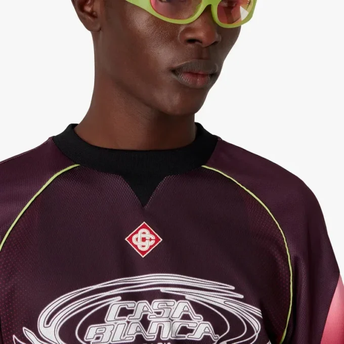 Tricou de fotbal cu mâneci scurte și gradient de culoare aubergine în pantaloni scurți Tricou de fotbal cu mâneci scurte și gradient de culoare aubergine în pantaloni scurți